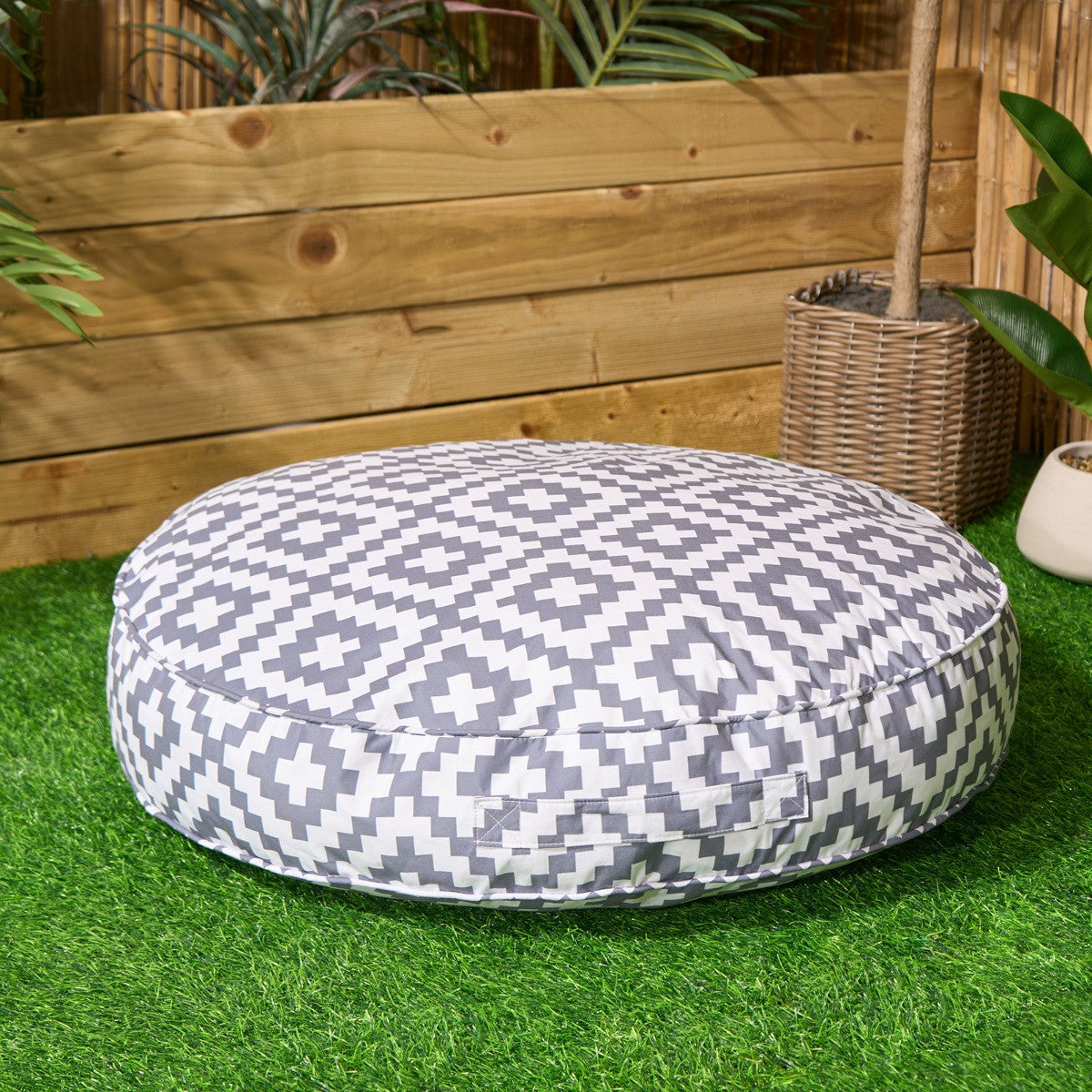 Indoor/Outdoor Round Geometric Filled Cushion - Grey In Cushion