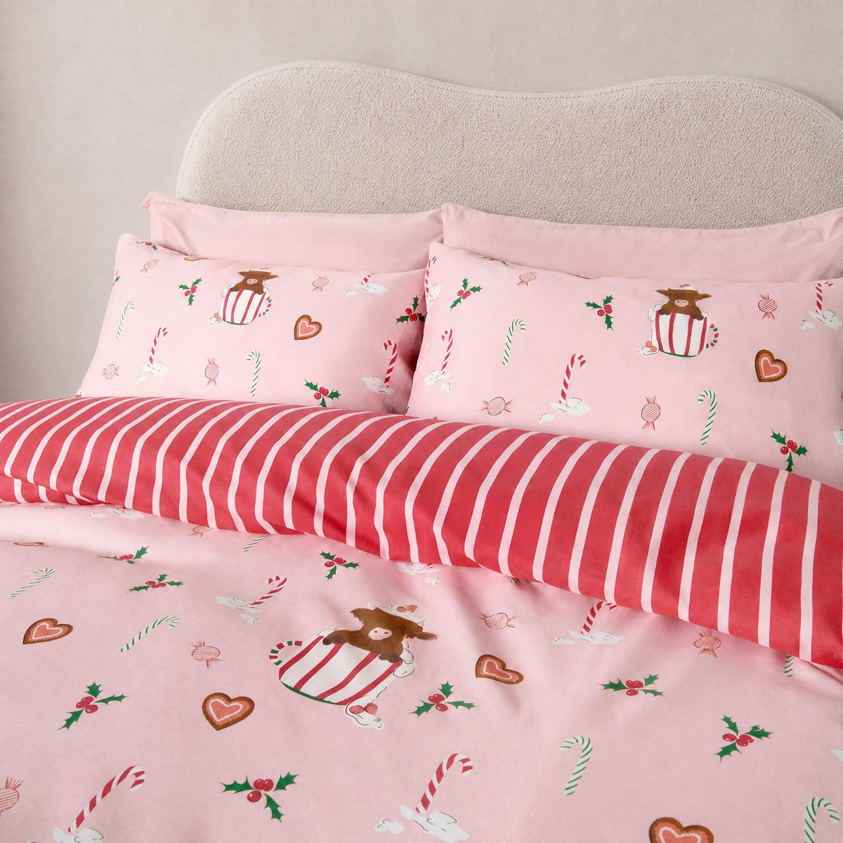 Harry The Highland Cow Christmas Print Reversible Duvet Cover Set.