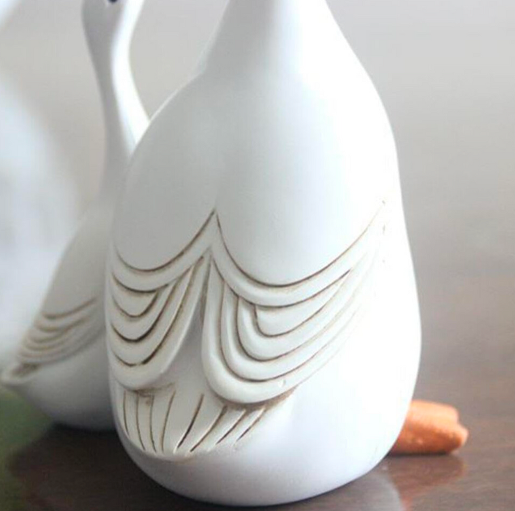 Resin Mother Duck & Ducklings Garden Ornament Set – Hand-Painted Decorative Patio & Outdoor Statue