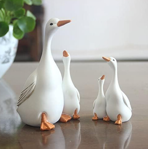 Resin Mother Duck & Ducklings Garden Ornament Set – Hand-Painted Decorative Patio & Outdoor Statue
